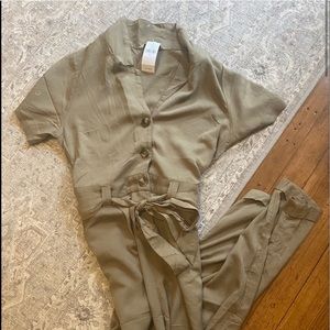 Women’s AE Olive utility jumper .